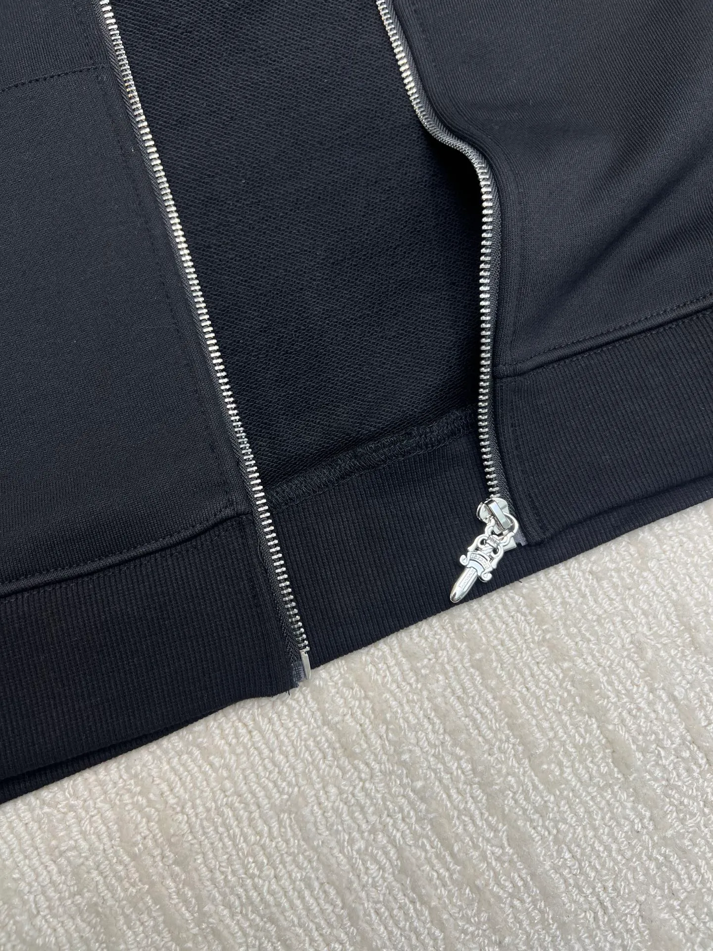 P350 𝗖𝗵𝗿𝗼𝗺𝗲 𝗛𝗲𝗮𝗿𝘁𝘀Cro Heart Pure cotton terry zipper hooded jacket High weight cotton double yarn 380g large terry fabric, fixed and dyed matching ribs, customized full set of accessories, clear letters and perfect restoration without difference. High-end atmosphere, full of class, imported rubber paddle printing graphics and customized bead blasting technology, all wiring is a special machine chain double line.  Size: M L XL XXL
